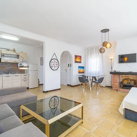Beautiful With Swimming Pool Casa de vacances *