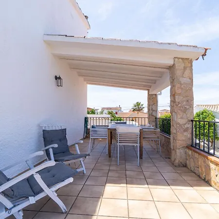 Casa de vacances Beautiful With Swimming Pool Empuriabrava